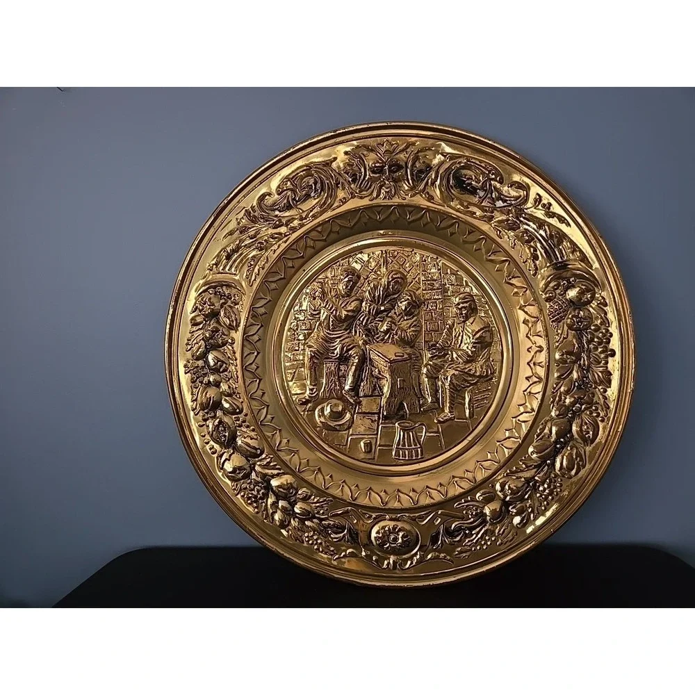 HAMMERED BRASS REPOUSSE WALL PLATE HANGING CHARGER TRAY MEN IN TAVERN PUB‎ SCENE